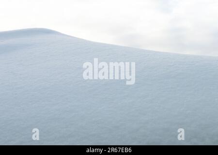 Ein Hügel mit frisch gefallenem Schnee im Osten Kanadas Stockfoto