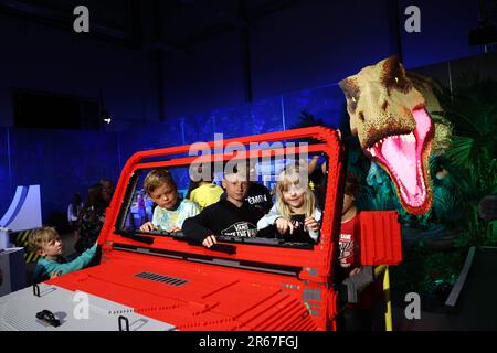 Norrköping, Schweden. 7., Juni 2023. Mehr als fünfzehn große Dinosaurier und 50 spektakuläre Modelle aus über 6 Millionen Legostücken belegen die Teknikhallen in der Platinum Cars Arena in Norrköping, Schweden, wenn die Ausstellung Jurassic World von Brickman® eröffnet und am 8. Juni ihre europäische Premiere feiert. Kredit: Jeppe Gustafsson/Alamy Live News Stockfoto