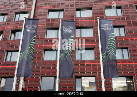 Prag, Tschechische Republik. 07. Juni 2023. Flaggen des Conference League Finales vor dem Eden Arena Stadion in Prag (Tschechische Republik), 7. Juni 2023. Kredit: Insidefoto di andrea staccioli/Alamy Live News Stockfoto