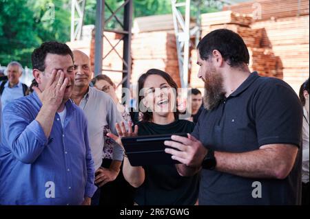 Belem, Brasilien. 07. Juni 2023. Annalena Baerbock (m., Bündnis 90/die Grünen), Bundesministerin für auswärtige Angelegenheiten, und Hubertus Heil (l, SPD), Bundesministerin für Arbeit und Soziales, besuchen ein Holzverarbeitungsunternehmen (Ebata Produtos Florestais) und sprechen mit dem Geschäftsführenden Direktor Leonidas de Souza. Das Unternehmen ist ein FSC-zertifiziertes Holzunternehmen, das in der legalen Erzeugung von Tropenholz aus nachhaltiger Bewirtschaftung in der Region tätig ist. Kredit: Annette Riedl/dpa/Alamy Live News Stockfoto
