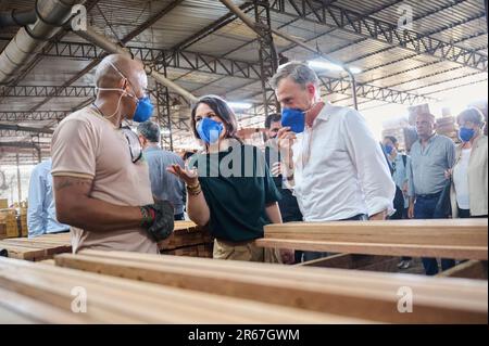 Belem, Brasilien. 07. Juni 2023. Annalena Baerbock (m., Bündnis 90/die Grünen), deutsche Außenministerin, spricht mit Hilfe des Übersetzers Patrick Silva (r) mit einer Mitarbeiterin des Holzunternehmens Ebata Produtos Florestais. Kredit: Annette Riedl/dpa/Alamy Live News Stockfoto