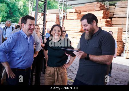Belem, Brasilien. 07. Juni 2023. Annalena Baerbock (m., Bündnis 90/die Grünen), Bundesministerin für auswärtige Angelegenheiten, und Hubertus Heil (l, SPD), Bundesministerin für Arbeit und Soziales, besuchen ein Holzverarbeitungsunternehmen (Ebata Produtos Florestais) und sprechen mit dem Geschäftsführenden Direktor Leonidas de Souza. Das Unternehmen ist ein FSC-zertifiziertes Holzunternehmen, das in der legalen Erzeugung von Tropenholz aus nachhaltiger Bewirtschaftung in der Region tätig ist. Kredit: Annette Riedl/dpa/Alamy Live News Stockfoto