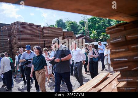 Belem, Brasilien. 07. Juni 2023. Annalena Baerbock (m., Bündnis 90/die Grünen), Bundesministerin für auswärtige Angelegenheiten und Bundesministerin für Arbeit und Soziales Heil besuchen ein Holzverarbeitungsunternehmen (Ebata Produtos Florestais) und sprechen mit dem Geschäftsführenden Direktor Leonidas de Souza (r). Das Unternehmen ist ein FSC-zertifiziertes Holzunternehmen, das in der legalen Erzeugung von Tropenholz aus nachhaltiger Bewirtschaftung in der Region tätig ist. Kredit: Annette Riedl/dpa/Alamy Live News Stockfoto