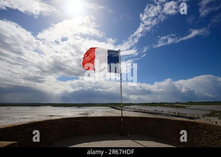 Französische Flagge vor blauem Himmel - französische Nationalflagge auf Wind Stockfoto