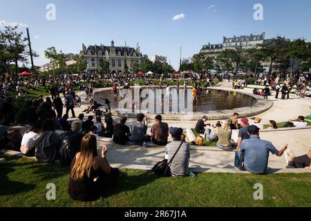 Paris, Frankreich: Am 6. Juni 2023 haben sich Menschen am Ende der Demonstration gegen das neue Rentenreformgesetz am Place d'Italie versammelt und gebadet. Die französischen Gewerkschaften organisierten den 14. Tag der Proteste gegen Macrons neues Rentenreformgesetz, das das Rentenalter von 62 auf 64 Jahre anhebt. Tausende Demonstranten nahmen die Straßen in ganz Frankreich, um gegen dieses polämische Gesetz zu protestieren. In Paris gab es einige Zusammenstöße zwischen der Polizei und den Demonstranten, auch einige Festnahmen, obwohl es im Vergleich zu den vorherigen ein viel friedlicherer Protesttag war. (Kreditbild: © Telmo Pinto/SOPA Ima Stockfoto