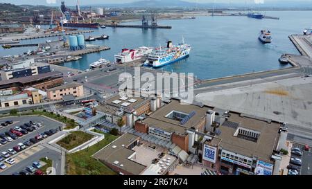 Moby Lines Fähre MS Moby Kiss legt in Piombino, Italien an und lädt für Routen nach Korsika oder Elba. Das Schiff ist mit Looney Tunes-Cartoons vom 23. April bemalt Stockfoto