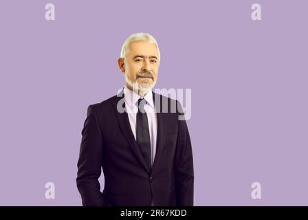 Selbstbewusster, freundlicher und erfolgreicher Geschäftsmann isoliert auf pastelllila Hintergrund. Stockfoto