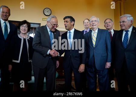Premierminister Rishi Sunak (Mitte) trifft während seines Besuchs in Washington DC in den USA Senator Susan Collins, den Mehrheitsführer des US-Senats Chuck Schumer (Mitte links) und den Minderheitenführer des US-Senats Mitch McConnell (Mitte rechts) am Capitol Hill. Bilddatum: Mittwoch, 7. Juni 2023. Stockfoto