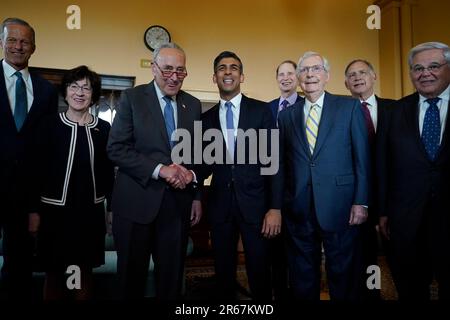 Premierminister Rishi Sunak (Mitte) trifft während seines Besuchs in Washington DC in den USA Senator Susan Collins, den Mehrheitsführer des US-Senats Chuck Schumer (Mitte links) und den Minderheitenführer des US-Senats Mitch McConnell (Mitte rechts) am Capitol Hill. Bilddatum: Mittwoch, 7. Juni 2023. Stockfoto