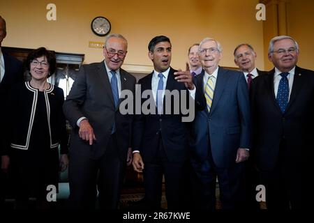 Premierminister Rishi Sunak (Mitte) trifft während seines Besuchs in Washington DC in den USA Senator Susan Collins, den Mehrheitsführer des US-Senats Chuck Schumer (Mitte links) und den Minderheitenführer des US-Senats Mitch McConnell (Mitte rechts) am Capitol Hill. Bilddatum: Mittwoch, 7. Juni 2023. Stockfoto