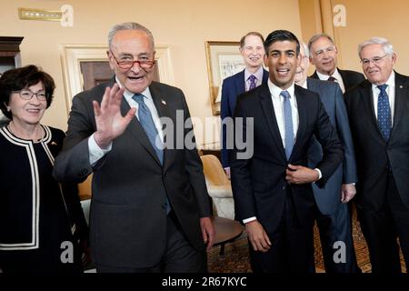 Washington, Usa. 07. Juni 2023. Der britische Premierminister Rishi Sunak wird vom Mehrheitsführer des Senats, Chuck Schumer (L), bei einem Treffen mit parteiübergreifenden Senatoren am Capitol Hill in Washington am 7. Juni 2023 begrüßt. Foto: Yuri Gripas/ABACAPRESS.COM Kredit: Abaca Press/Alamy Live News Stockfoto
