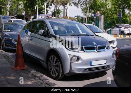 Istanbul, Türkei - 3. Juni 2023: Ein grau-schwarzer BMW i3 in einer Straße in Istanbul, Bezirk Fenerbahce. Stockfoto