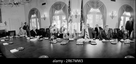 Präsident Gerald Ford trifft sich mit dem Nationalen Sicherheitsrat im Kabinettssaal des Weißen Hauses. Präsident Ford setzte sich an einen Tisch mit William E. Colby, Direktor der CIA; Robert S. Ingersoll, Stellvertretender Außenminister; Henry Kissinger, Außenminister; James R. Schlesinger, Verteidigungsminister; William P. Clements, Jr., Stellvertretender Verteidigungsminister; George S. Brown, Vorsitzender der Joint Chiefs. Stockfoto