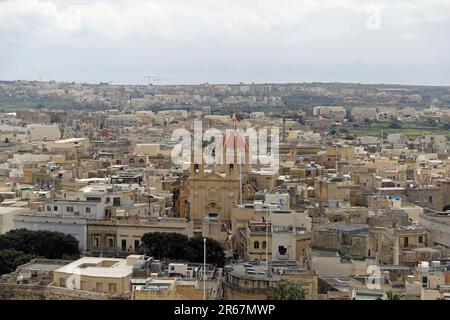 St. Georges Basilika oder die Basilika und die Kollegiatskirche des Heiligen Georg, auch auf Maltesisch einfach als San Ġorġ bekannt, ist eine historische barocke Kirche mitten in Gozo, der zweitgrößten Insel der maltesischen Inselgruppe, Und ist umgeben von einem Labyrinth aus alten engen Gassen und Gassen. Die heutige Basilika wurde zwischen 1672 und 1678 erbaut. Stockfoto