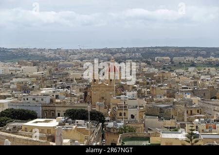 St. Georges Basilika oder die Basilika und die Kollegiatskirche des Heiligen Georg, auch auf Maltesisch einfach als San Ġorġ bekannt, ist eine historische barocke Kirche mitten in Gozo, der zweitgrößten Insel der maltesischen Inselgruppe, Und ist umgeben von einem Labyrinth aus alten engen Gassen und Gassen. Die heutige Basilika wurde zwischen 1672 und 1678 erbaut. Stockfoto