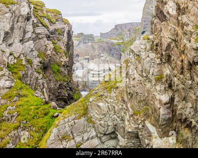 Raue Klippen am Leuchtturm von Mizen Head im Südwesten Irlands Stockfoto