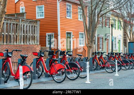 Gemeinsamer Fahrradstand im Bezirk Georgetown, Washington DC, USA. Stockfoto