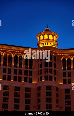 Las Vegas, NV, USA - April 2017: Las Vegas Bellagio Hotel Casino mit seiner weltberühmten Wasserspiele bei Nacht mit Brunnen in Las Vegas, Nevada. Vertikale Nahaufnahme bei Nacht. Stockfoto