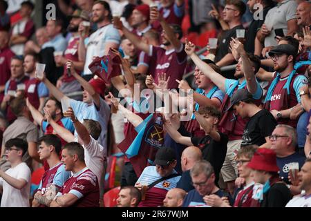 Prag, Tschechische Republik. 07. Juni 2023. West Ham-Fans zeigen ihre Unterstützung vor dem Endspiel der UEFA Conference League zwischen ACF Fiorentina und West Ham United in der Eden Arena, Prag, Tschechische Republik, am 7. Juni 2023. Kredit: Giuseppe Maffia/Alamy Live News Stockfoto