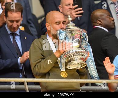 London, Großbritannien. 03. Juni 2023. 03. Juni 2023 - Manchester City / Manchester United - Emirates FA Cup Finale - Wembley Stadium Pep Guardiola von Manchester City küsst den FA Cup. Bildkredit: Mark Pain/Alamy Live News Stockfoto