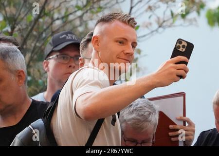 Neu Isenburg, Deutschland. 07. Juni 2023. Fußball: Nationalmannschaft, vor den internationalen Spielen. Torwart Bernd Leno posiert für ein Selfie mit Fans bei der Ankunft im Team-Hotel. Kredit: Thomas Frey/dpa/Alamy Live News Stockfoto