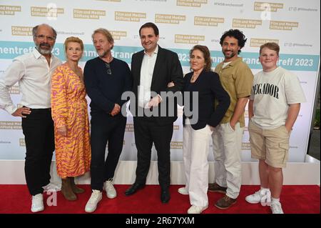 06. Juni 2023, Nordrhein-Westfalen, K·ln: Christoph Maria Herbst (ìThe Book Spazierî), l-r, Annette Frier (ìSoweit kommtës nochî), S·nke Wortmann (ìThe Last Nameî), NRW Medienminister Nathanael Liminski, Filmstiftung Geschäftsführer Petra M¸ller, Serkan Kaya (ìHysteriaî), Julius Weckauf (ìThe Pathî) kommen zum 2023. Sommertreffen der Film- und Medienstiftung NRW Foto: Horst Galuschka/dpa Stockfoto