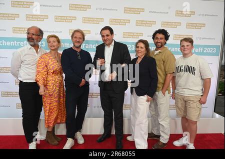 06. Juni 2023, Nordrhein-Westfalen, K·ln: Christoph Maria Herbst (ìThe Book Spazierî), l-r, Annette Frier (ìSoweit kommtës nochî), S·nke Wortmann (ìThe Last Nameî), NRW Medienminister Nathanael Liminski, Filmstiftung Geschäftsführer Petra M¸ller, Serkan Kaya (ìHysteriaî), Julius Weckauf (ìThe Pathî) kommen zum 2023. Sommertreffen der Film- und Medienstiftung NRW Foto: Horst Galuschka/dpa Stockfoto