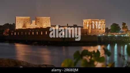 Philae Tempelanlage, eine auf einer Insel basierende Tempelanlage im Stausee des Assuan-Staudamms, stromabwärts des Assuan-Staudamms und des Nasser-Sees, Ägypten. Stockfoto