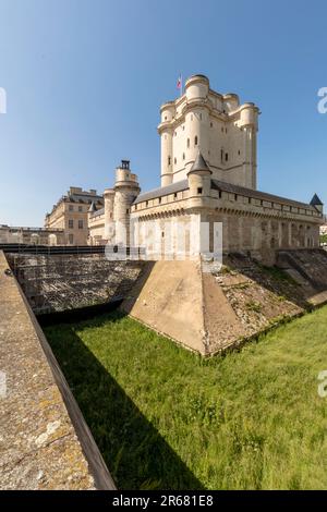 Hochauflösende architektonische Studie des Donjon ( Keep} auf dem Gelände des Château de Vincennes, Paris, Frankreich in heller Sommersonne Stockfoto