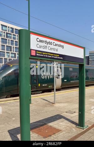 Cardiff, Wales - Juni 2023: Hochgeschwindigkeitszug, der von der Great Western Railway neben einem Bahnsteig zum Hauptbahnhof von Cardiff betrieben wird Stockfoto