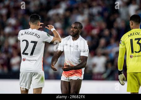 Prag, Tschechische Republik. 07. Juni 2023. Nayef Aguerd (27) und Michail Antonio (9) von West Ham United während des Finales der UEFA Europa Conference League zwischen Fiorentina gegen West Ham United in der Eden Arena in Prag. Kredit: Gonzales Photo/Alamy Live News Stockfoto