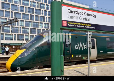 Cardiff, Wales - Juni 2023: Hochgeschwindigkeitszug, der von der Great Western Railway neben einem Namensschild am Hauptbahnhof von Cardiff betrieben wird Stockfoto