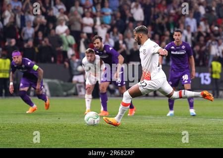 West Ham United's sagt, Benrahma erzielt das erste Tor seiner Seite des Spiels vom Elfmeterpunkt aus während des Finales der UEFA Europa Conference League in der Fortuna Arena in Prag. Bilddatum: Mittwoch, 7. Juni 2023. Stockfoto