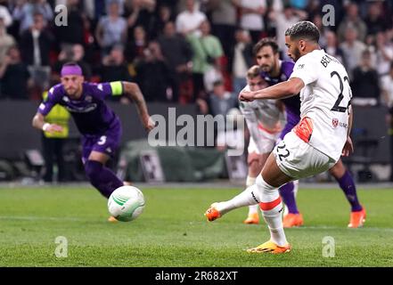 West Ham United's sagt, Benrahma erzielt das erste Tor seiner Seite des Spiels vom Elfmeterpunkt aus während des Finales der UEFA Europa Conference League in der Fortuna Arena in Prag. Bilddatum: Mittwoch, 7. Juni 2023. Stockfoto