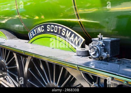 Cardiff, Wales - 2023. Juni: Nahaufnahme des Namensschilds der Flying Scotsman Dampfmaschine Stockfoto