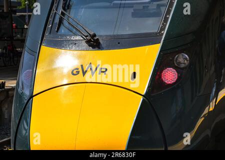 Cardiff, Wales - Juni 2023: Nahaufnahme der Vorderseite eines Hochgeschwindigkeitszugs, der von der Great Western Railway betrieben wird Stockfoto