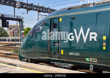 Cardiff, Wales - Juni 2023: Hochgeschwindigkeitszug, der von der Great Western Railway neben einem Bahnsteig am Hauptbahnhof von Cardiff betrieben wird Stockfoto