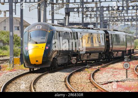 Cardiff, Wales - Juni 2023: Hochgeschwindigkeitszug, der von der Great Western Railway betrieben wird und den Hauptbahnhof von Cardiff verlässt Stockfoto