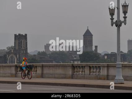 Wilkes Barre, Usa. 06. Juni 2023. Brian Orbin, der Clown Kid, sah sein Fahrrad während des rauchigen Dunstes, der in der Luft von den Waldfeuern hängt. Der Rauch der kanadischen Waldbrände hat den Nordosten Pennsylvania erreicht und einen gelben Dunst geworfen. Das Umweltschutzministerium hat es zum „Code Red“ erklärt und rät den Leuten, drinnen zu bleiben. (Foto: Aimee Dilger/SOPA Images/Sipa USA) Guthaben: SIPA USA/Alamy Live News Stockfoto