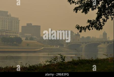 Wilkes Barre, Usa. 07. Juni 2023. Über dem Susquehanna River ist ein gelber Dunst zu sehen. Der Rauch der kanadischen Waldbrände hat den Nordosten Pennsylvania erreicht und einen gelben Dunst geworfen. Das Umweltschutzministerium hat es zum „Code Red“ erklärt und rät den Leuten, drinnen zu bleiben. (Foto: Aimee Dilger/SOPA Images/Sipa USA) Guthaben: SIPA USA/Alamy Live News Stockfoto