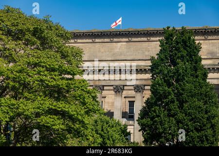 St George Cross English Nation Country Flag über der St George's Hall in Liverpool Stockfoto