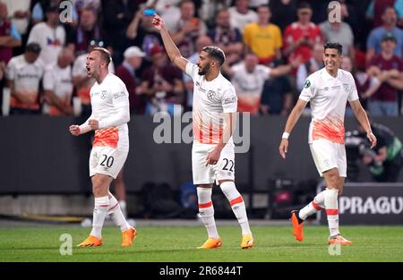 West Ham United's Said Benrahma (Zentrum) feiert das erste Tor seiner Mannschaft im Spiel während des Finales der UEFA Europa Conference League in der Fortuna Arena in Prag. Bilddatum: Mittwoch, 7. Juni 2023. Stockfoto