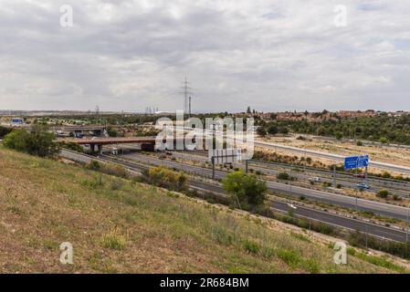 Nehmen Sie die Ausfahrt eines Kreisverkehrs auf zwei Ebenen einer Ringstraße am Stadtrand von Madrid Stockfoto