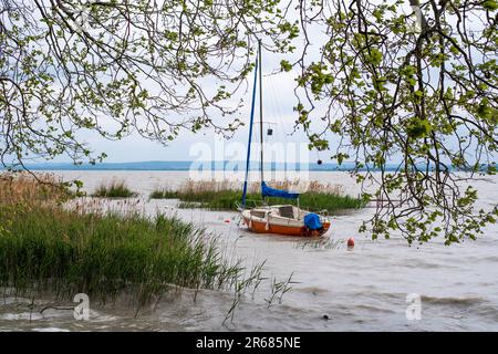 Ein Segelboot, das auf dem Balaton-See auf einen Sturm wartet. Stockfoto