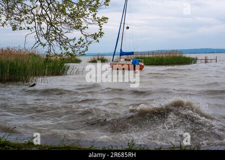 Ein Segelboot, das auf dem Balaton-See auf einen Sturm wartet. Stockfoto