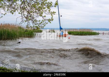 Ein Segelboot, das auf dem Balaton-See auf einen Sturm wartet. Stockfoto