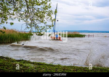 Ein Segelboot, das auf dem Balaton-See auf einen Sturm wartet. Stockfoto