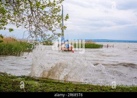 Ein Segelboot, das auf dem Balaton-See auf einen Sturm wartet. Stockfoto