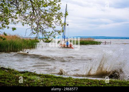 Ein Segelboot, das auf dem Balaton-See auf einen Sturm wartet. Stockfoto