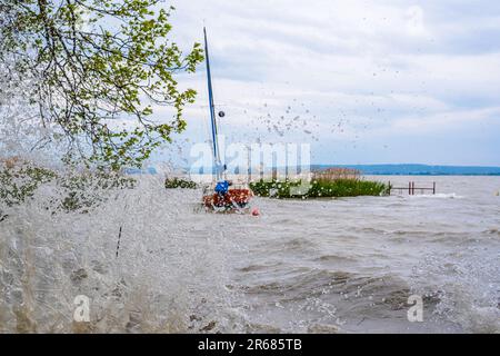 Ein Segelboot, das auf dem Balaton-See auf einen Sturm wartet. Stockfoto